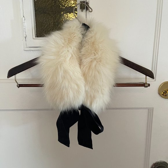 Carolina Herrera White Fur Collar with Ribbon Bow - Picture 3 of 6